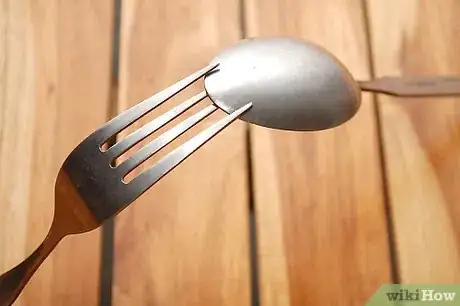 Imagen titulada Make a Fork and Spoon Appear to Defy Gravity Step 3