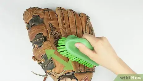 Imagen titulada Clean a Baseball Glove Step 1