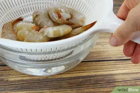 Imagen titulada Thaw Frozen Shrimp Step 3