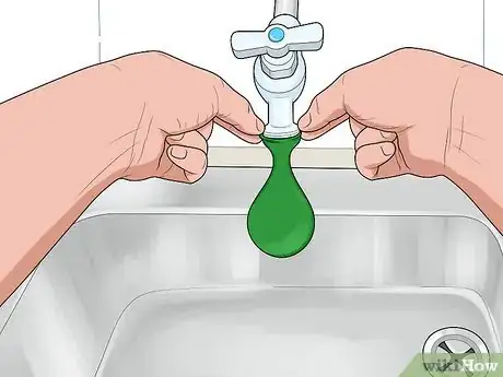 Imagen titulada Fill Up a Water Balloon Step 2