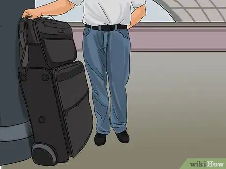 Imagen titulada Secure Your Luggage for a Flight Step 6