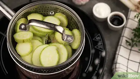 Imagen titulada Cook Zucchini Without Oil Step 3