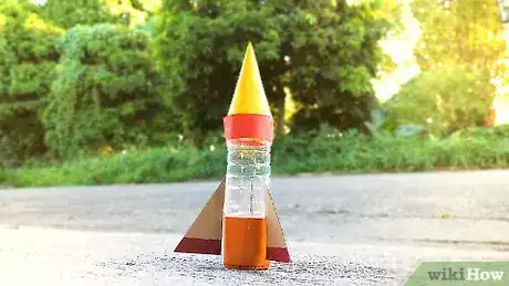 Imagen titulada Make a Baking Soda and Vinegar Rocket Step 9