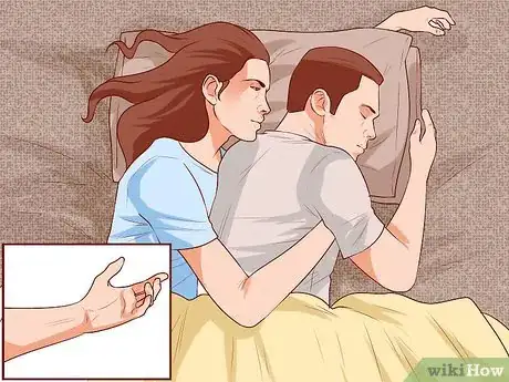 Imagen titulada Avoid Trapping Your Arm While Snuggling in Bed Step 7