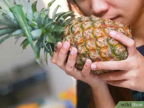 Imagen titulada Ripen an Unripe Pineapple Step 1