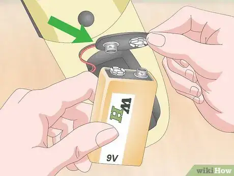 Imagen titulada Put Batteries in Correctly Step 12