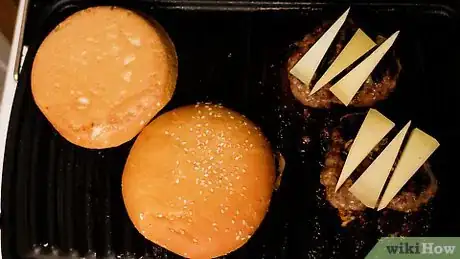 Imagen titulada Season Hamburgers Step 4