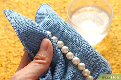 Imagen titulada Clean A Pearl Necklace Step 2