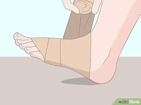 Imagen titulada Wrap an Ankle with an ACE Bandage Step 4