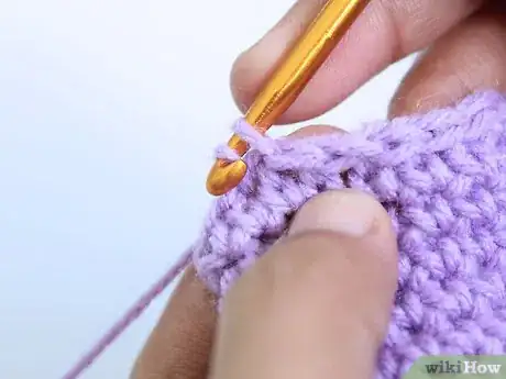 Imagen titulada Crochet a Baby Hat Step 10