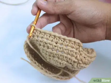 Imagen titulada Crochet a Baby Hat Step 30