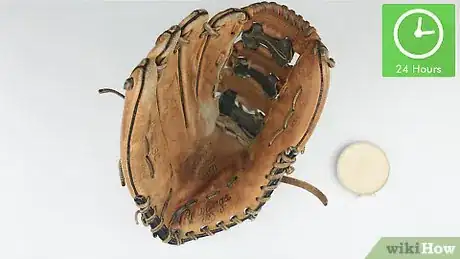 Imagen titulada Clean a Baseball Glove Step 5