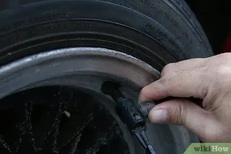 Imagen titulada Check and Add Air to Car Tires Step 10