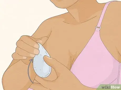 Imagen titulada Use Breast Pads Step 2