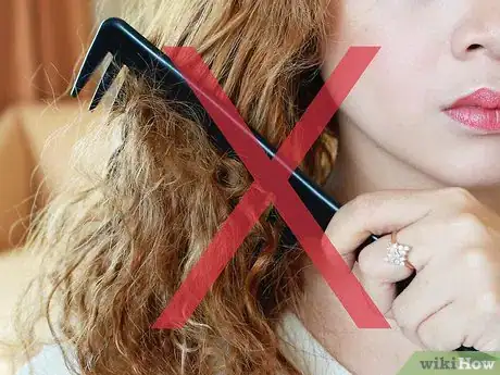 Imagen titulada Style Naturally Curly Hair Step 10