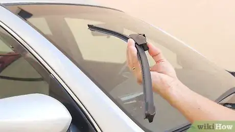 Imagen titulada Clean Windshield Wipers Step 11