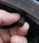 verificar y agregar aire a los neumáticos de un auto