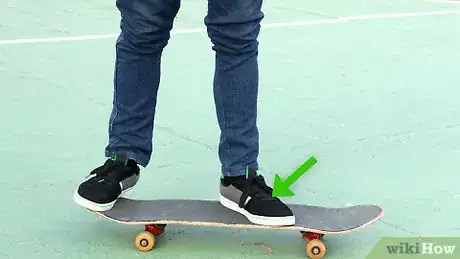 Imagen titulada Balance Yourself on a Skateboard Step 1