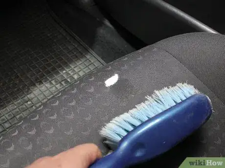 Imagen titulada Remove Grease and Oil From a Car's Interior Step 5