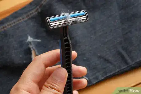 Imagen titulada Distress Jeans with a Razor Step 5