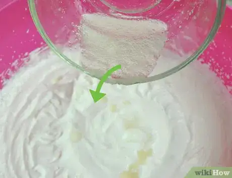 Imagen titulada Decorate a Cake with Whipped Cream Icing Step 6