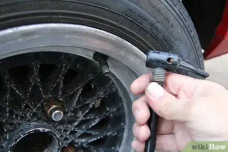 Imagen titulada Check and Add Air to Car Tires Step 13