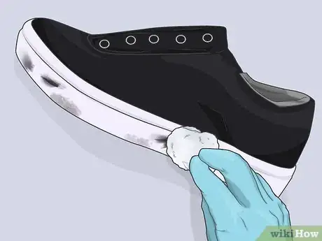 Imagen titulada Clean Rubber on Shoes Step 13