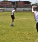 hacer un saque de banda en fútbol