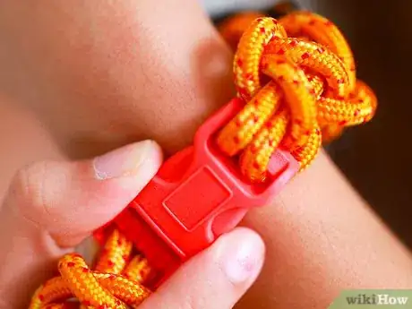 Imagen titulada Make a Paracord Bracelet Step 39