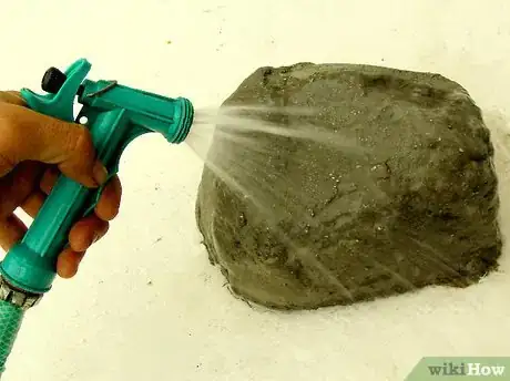 Imagen titulada Make Fake Rocks with Concrete Step 12