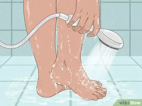 Imagen titulada Clean Your Feet Step 8