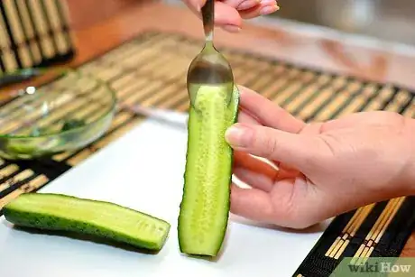 Imagen titulada Peel and Seed a Cucumber Step 13