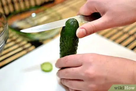 Imagen titulada Peel and Seed a Cucumber Step 12