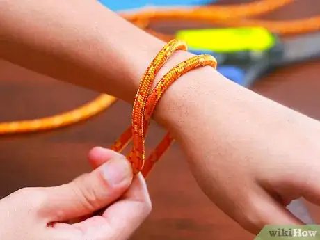 Imagen titulada Make a Paracord Bracelet Step 15