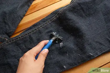 Imagen titulada Distress Jeans with a Razor Step 4