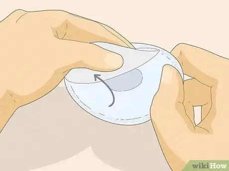 Imagen titulada Use Breast Pads Step 1