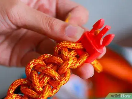 Imagen titulada Make a Paracord Bracelet Step 31