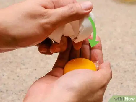 Imagen titulada Separate an Egg Step 4