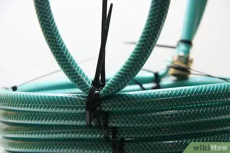 Imagen titulada Make a Basket from a Garden Hose Step 11