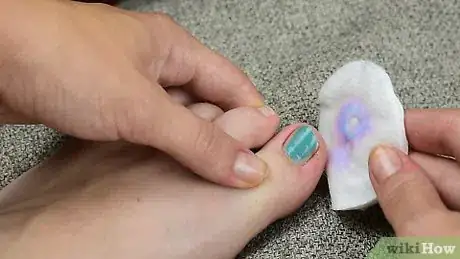 Imagen titulada Paint Your Toe Nails Step 1