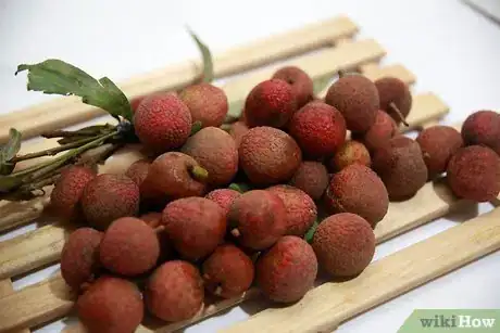 Imagen titulada Eat a Lychee Step 1