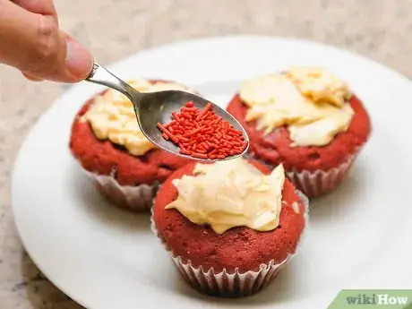 Imagen titulada Bake Red Velvet Cupcakes Step 10