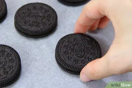 Imagen titulada Crush Oreos Step 4