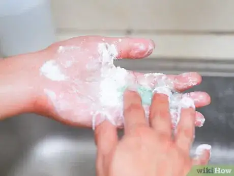 Imagen titulada Get Super Glue off of Your Hands with Salt Step 8