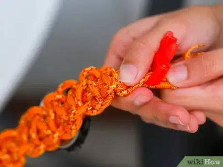 Imagen titulada Make a Paracord Bracelet Step 32