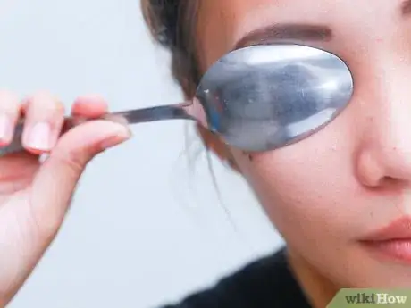 Imagen titulada Get Rid of Puffy Eyes from Crying Step 3
