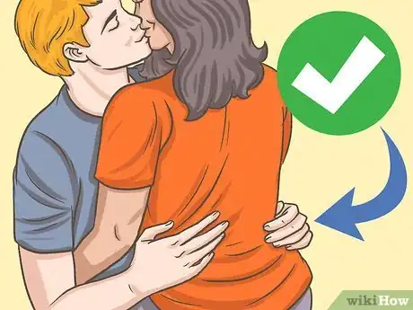 Imagen titulada Use Your Hands During a Kiss Step 1