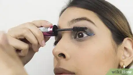 Imagen titulada Apply Glitter Eye Makeup Step 13