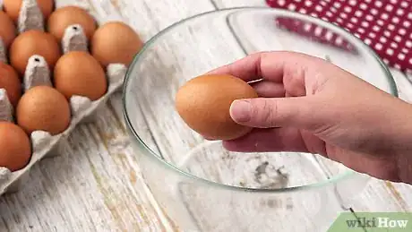 Imagen titulada Break an Egg with One Hand Step 1