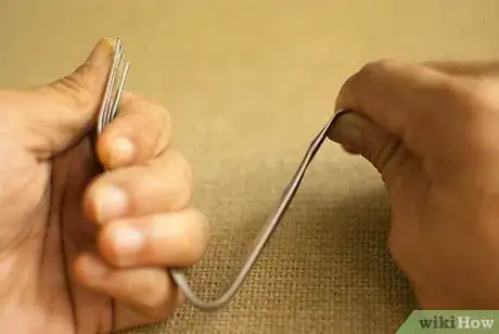 Imagen titulada Make Hooks and Hangers from Old Cutlery Step 18